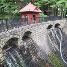 園内にある水道施設の一つ、沈澄池堰堤。