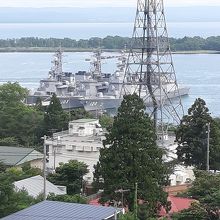 …海上自衛隊大湊地方総監部や大湊湾が見下ろせます。