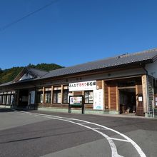 駅の左側が店舗。