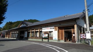 名松線の終着駅に隣接。