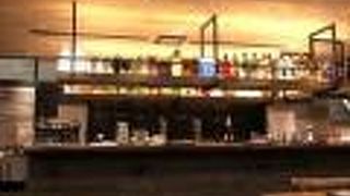 とてもお洒落の店でした、店内は広くて、照明もとてもセンスがよかったです。テーブルは細長く、オープンな感じでした。お料理も美味しく、特アボガトチーズハンバーガの肉汁が美味しく、本日ワインの相性がなく、お勧めです。