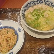 エビワンタン麺と半チャーハンセット美味しかったです。