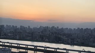 ソーシャルディスタンスを守って見物