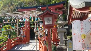 赤く存在感のある神社