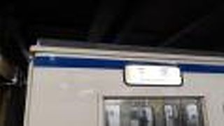 小倉～下関間の電車は途中の門司で一旦照明が落とされますので、特に夜間の利用の際には注意が必要です