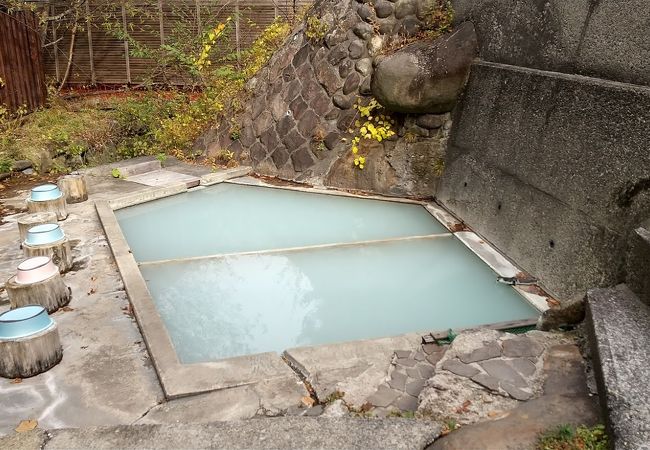 野趣あふれる混浴の露天風呂あり