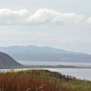 海のすぐ近く。