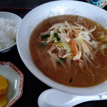 味噌ラーメンにサービスのご飯と漬物