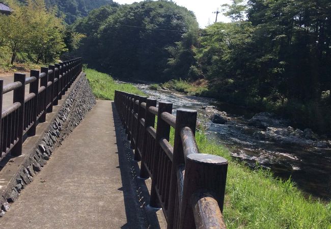 武蔵横手駅から高麗駅方面へ徒歩5分ほど。短いけれど良く整備された遊歩道です。