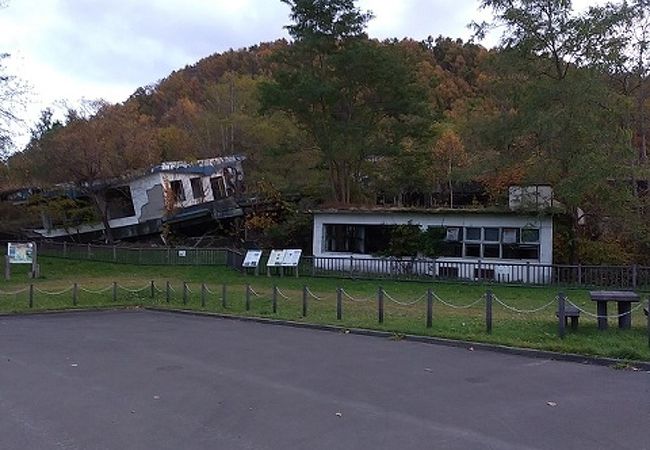 噴火と地殻変動で倒壊した病院