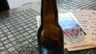 オープンエアのステーキ店