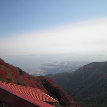 ロープウェイ乗場屋上展望所からの眺め、有明海が見えます