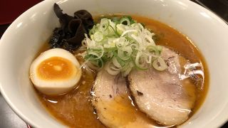 コクの中に辛さが染み渡るラーメン