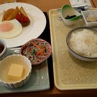 左側がセットされてサーブされ、ご飯納豆味噌汁はビッフェです
