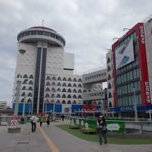 右手の建物です。