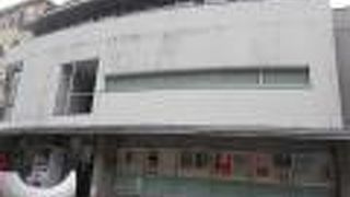 志賀直哉邸跡の道を挟んであります。