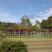 源頼朝像が聳える源氏山公園