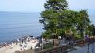 道の駅が隣接した風光明媚な海岸