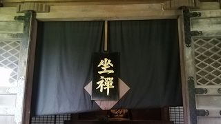 加賀藩主前田利長公の菩提寺ですが、織田信長公のお墓もあり見ごたえ充分の国宝でした