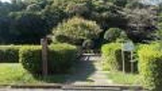 公共交通では不便な場所です。