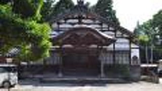 大きくて立派な山門