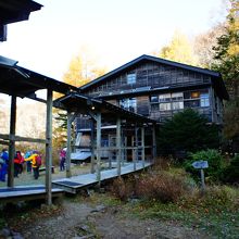 右手が新館。温泉は渡り廊下を通った本館にある。