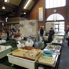 多くの水産物が並ぶ店内