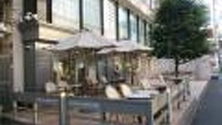 テラス席もあるカフェ併設のパン屋さん