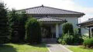 旧中込学校の校舎の横に