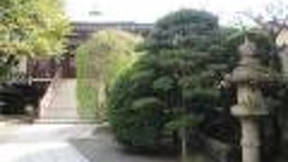 麻布税務署の向かいです