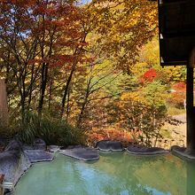 紅葉の露天風呂