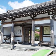恐山菩提寺の総門。外側にチケット売り場、食事場所、休憩所あり