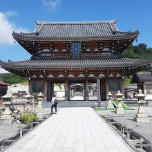 総門から伸びる参道と山門。この右手には…、