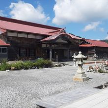 山門に向かって左手のこの赤い屋根の建物が本堂。