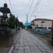 参道がある大きな寺院です。