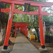 立派な鳥居があります。