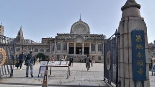 お寺とは思えない独特の外観が印象的でした