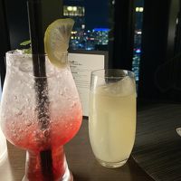 左の赤いのがナニワスリングというモクテルです