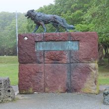記念碑のモデルはジロ