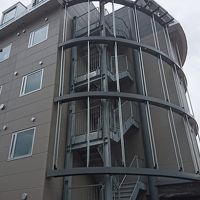 建物の写真です。何かホテルらしからぬ外観ですね。
