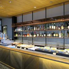 右手のサラダ・果物類は…