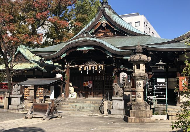 高牟の牟は鉾のことで武器を納めた蔵が後に神社となった、龍の口から湧き出でる水は名水