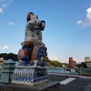 伊万里川にかかる伊万里焼で飾られた橋