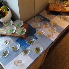 左奥には手作りふりかけや漬物といった実力者