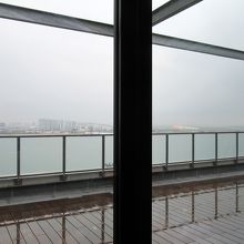 雨模様ですが、多摩川の向こう岸には羽田空港が見えます