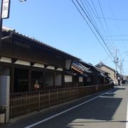 二川駅から１キロ、１５分ほど　本陣や旅籠、商屋が残っています