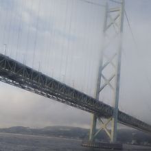 朝靄に煙る明石海峡大橋