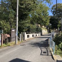 橋の向こう側は、東勝寺跡