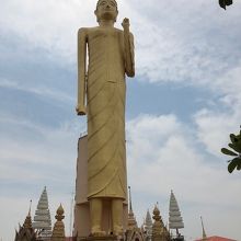高さ６０数メートルの立像の大仏です