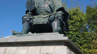 甲府駅前に鎮座し、出迎えてくれます。